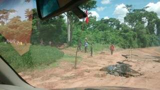 Segundo gerência da Fazenda, índios bloquearam entrada da fazenda ontem (Foto: Direto das Ruas) 