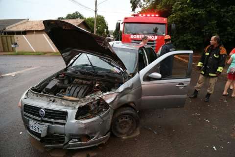 Veículo invade preferencial e causa acidente em cruzamento na Vila Nasser