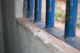 Grade de uma das celas foi serrada pelos presos. (Fotos: Itaporã Hoje)