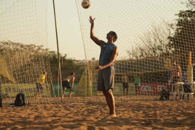 Come&ccedil;a o v&ocirc;lei de praia e campo-grandense comemora vit&oacute;ria na estreia 
