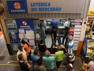Apostadores na lotérica do Mercadão em Campo Grande. (Foto: Henrique Kawaminami)