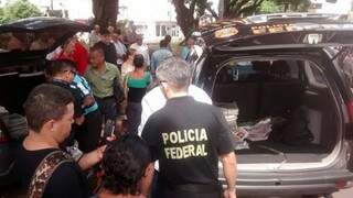 Jornais foram apreendidos por agentes da Polícia Federal no cruzamento da Afonso Pena com 14 de Julho (Foto: Reprodução/ Facebook)