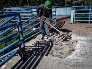Obras tiveram início nesta quarta-feira e começaram pelos banheiros da praça (Foto: PMCG/Divulgação)