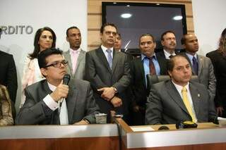 Olarte falou durante entrevista acompanhado por vereadores na Câmara Municipal (Foto: Marcos Ermínio)