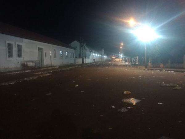 Na &uacute;ltima noite de blocos, pol&iacute;cia usa bombas de g&aacute;s para dispersar foli&otilde;es