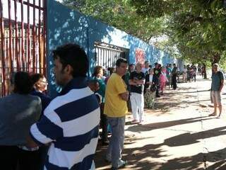 Eleitores chegam cedo para votar neste domingo (30). (Foto: Fernando Antunes)