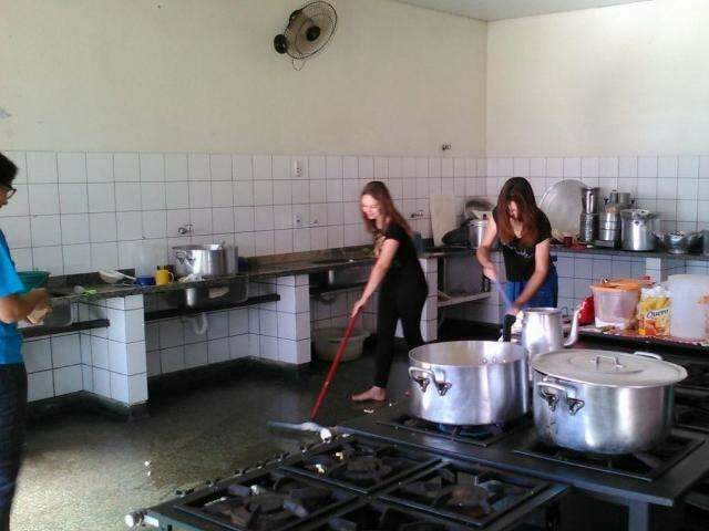 Para evitar repres&aacute;lia a professores, estudantes v&atilde;o desocupar escolas