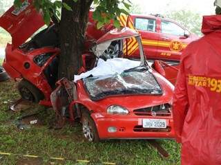 O carro ficou destruído e os corpos presos às ferragens (Foto: Marcos Maluf)