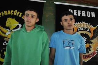 Cocaína, pasta base, arma e munições foram encontrados com os jovens. (Foto: Osvaldo Duarte/Dourados News)
