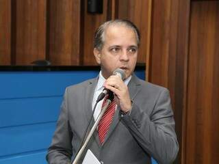 Deputado Carlos Alberto David dos Santos durante discurso na Assembleia Legislativa de MS. (Foto: ALMS/Arquivo).