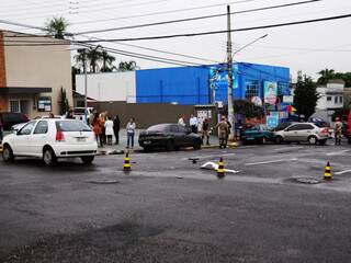 Acidente aconteceu no cruzamento das ruas Rio Grande do Sul com Pernambuco. (Foto: Rodrigo Pazinato)