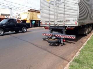 Motocicleta da vítima ficou presa sob o caminhão. (Foto: Fernanda Palheta) 