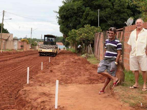 Bairro que passou 30 anos com asfalto s&oacute; na linha de &ocirc;nibus recebe pavimenta&ccedil;&atilde;o