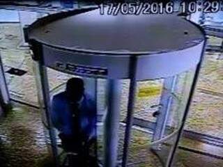 Câmeras de segurança registraram momento em que assaltantes entraram no banco (Foto: Reprodução)