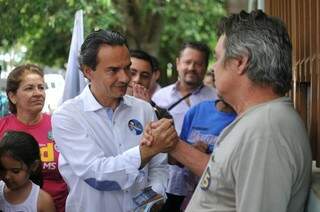 Marquinhos cumprimenta eleitor durante campanha. (Foto: Alcides Neto)