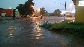 Chuva causou alagamentos em algumas regiões de Ivinhema. (Foto: Ivi Notícias/Divulgação)