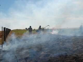  Fogo consome vegeta&ccedil;&atilde;o &agrave;s margens de rodovia e traz risco a condutores