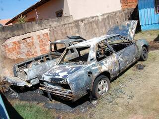  Dois carros s&atilde;o incendiados em quintal de casa no bairro Taquarussu