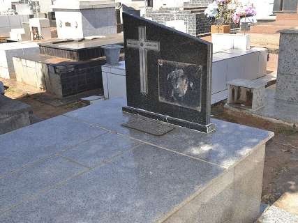 Polícia investiga furto em cemitério e prende homem por vender placas
