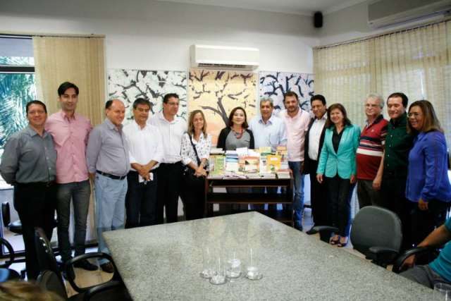 Governador entrega mais de 12 mil livros para bibliotecas de 10 munic&iacute;pios