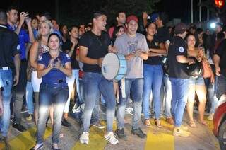 Munidos de tambores e apitos acadêmicos pediram o fim do aumento de mensalidades. (Foto: Alcides Neto)