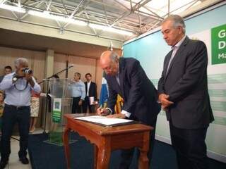 Chaves assinou termo, ao lado do governador (à direita), na última sexta-feira. (Foto: Leonardo Rocha)