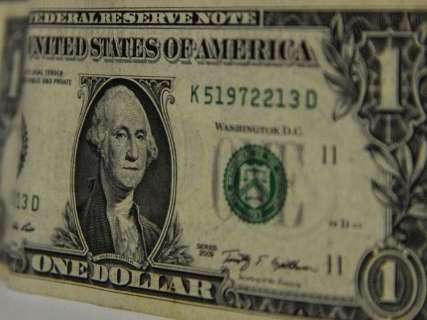 Em dia de alta da Bolsa, dólar também sobe e fecha cotado a R$ 3,86