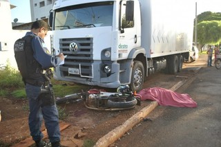 O adolescente colidiu em um caminhão que estava parado (Foto: Osvaldo Duarte)