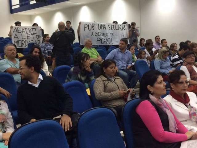 Grupos contr&aacute;rios e a favor da &quot;lei da morda&ccedil;a&quot; voltam a protestar na C&acirc;mara