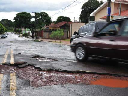  Chuva deixa buraco na 25 de Dezembro e invade borracharia no Santo Antonio