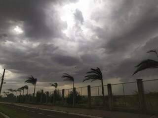 Nuvem sobre a região sul de Dourados nesta tarde; tempo fechou e chuva chegou calma (Foto: Helio de Freitas)