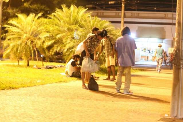 Morador reclama de ac&uacute;mulo de lixo ap&oacute;s festejos de Santo Ant&ocirc;nio
