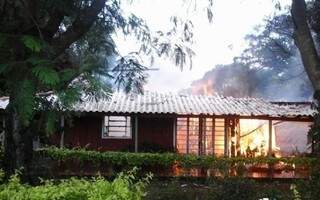 O incêndio destruiu a sede da fazenda. (Foto: Atal Moreira News)