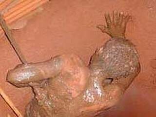 Em 2006, o rapaz caiu em uma fossa ao tentar se esconder nas bordas do buraco. Foto: Gerson de Brito/ site UOL)