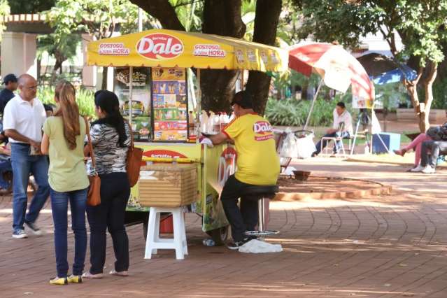 Prefeitura d&aacute; &quot;aval&quot; e ambulantes invadem terminais e pra&ccedil;as