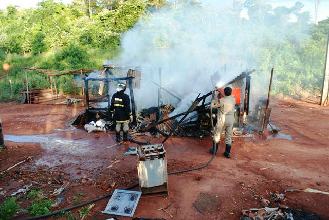  Inc&ecirc;ndio criminoso destr&oacute;i barraco de assentamento &agrave;s margens da MS-141