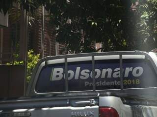 Adesivo que faz menção a candidatura de Bolsonaro à presidência (Foto: Marcos Ermínio)
