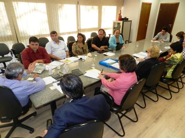 Governador prop&otilde;e reajuste de 9% aos administrativos da educa&ccedil;&atilde;o