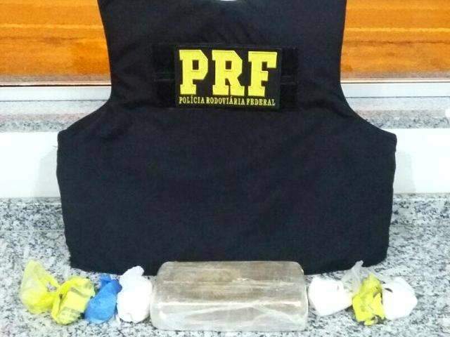 Dupla de jovens &eacute; presa pela PRF transportando coca&iacute;na na BR-262