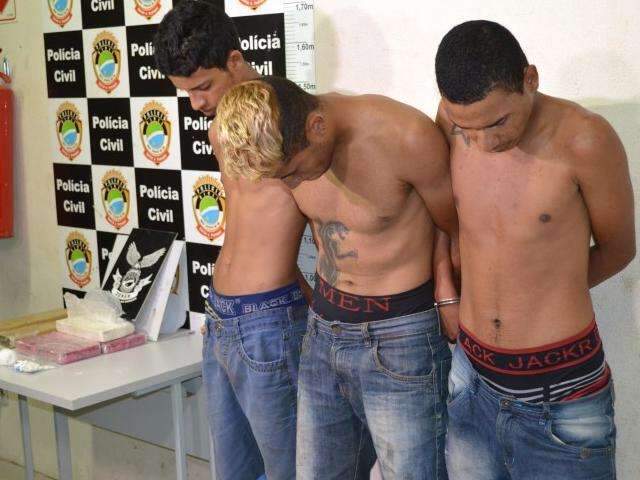 &quot;Jovens do tr&aacute;fico&quot; estocavam em resid&ecirc;ncia mais de R$ 33 mil em drogas