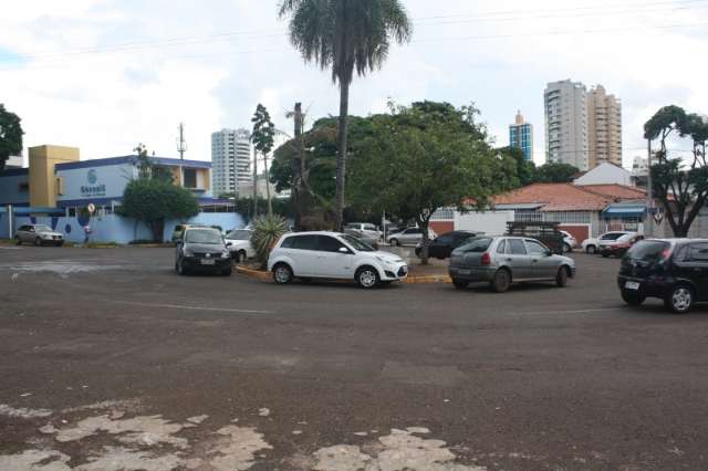 Condutores estacionam ve&iacute;culos em rotat&oacute;ria no Jardim dos Estados