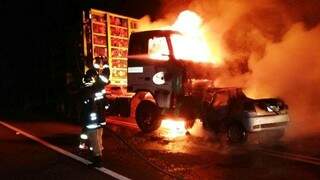 Carro e cabine do caminhão ficaram completamente destruídos (Foto: Marco Campos/ TL Notícias)