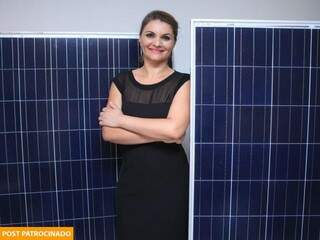 Marta Soarez entre os painéis de energia solar, na empresa que administra hoje. (Foto: Marina Pacheco)