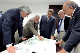 Bernal mostra projeto de Hospital Municipal em Brasília ao senador Delcídio (Foto: Divulgação)
