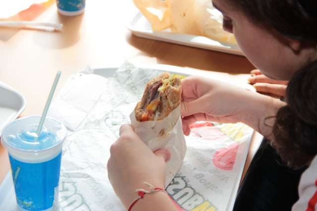 Voc&ecirc; sabe o que o seu filho adolescente anda comendo na hora do almo&ccedil;o?