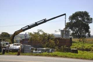 Carreta começou a ser retirada da rodovia na manhã de hoje (Foto: Marcelo Calazans)