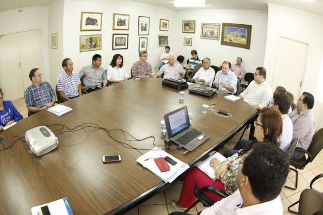 Estado e prefeitura discutem obras, mas recapeamento fica para 2016