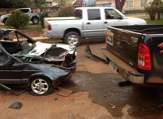 Veículo bateu na traseira de uma camionete, após o acidente condutor até urinou em frente as testemunhas (Foto: Caarapó News)