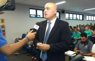 Delegado Guilherme Farias fez palestra em universidade nesta segunda-feira. (Foto: Aline dos Santos)
