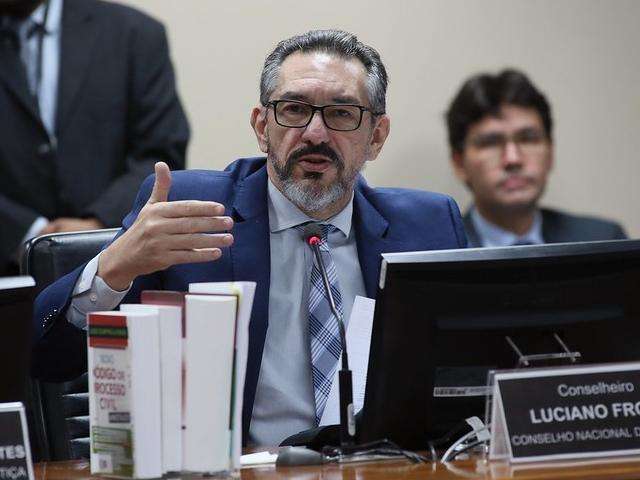 CNJ valida liminar e mant&eacute;m veto a programa de resid&ecirc;ncia judicial no TJ